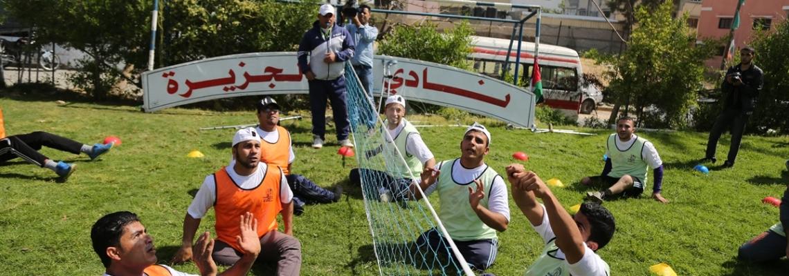 بالصور:غزة مجموعة من ذوى الاحتياجات الخاصة يمارسون كرة الطائرة