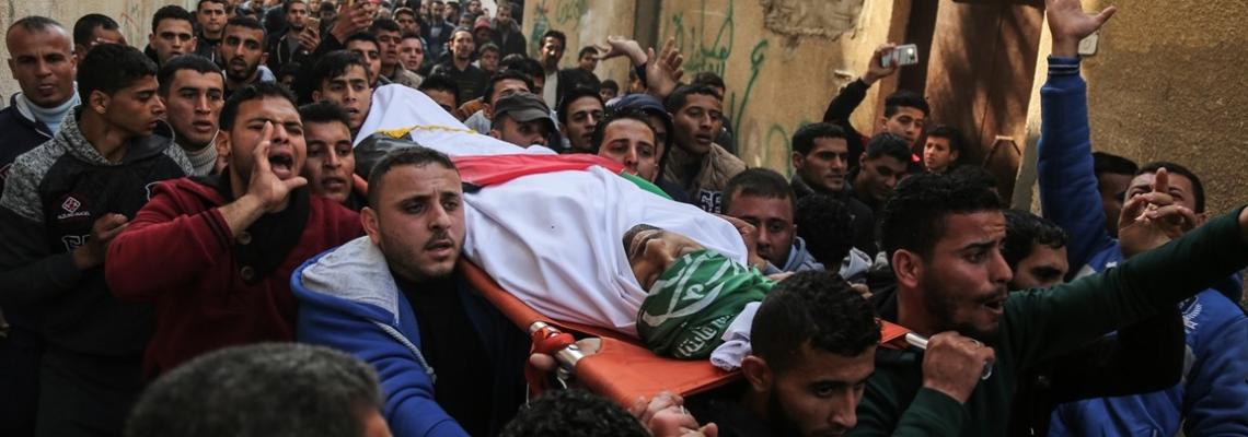 جماهير غفيرة تُشيع جثمان الشهيد الصياد عبد الله رمضان زيدان إلى مثواه الأخير