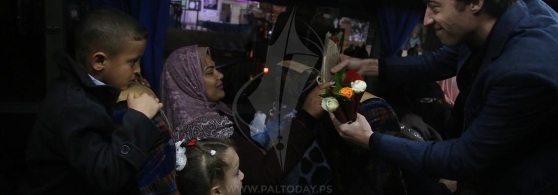 متمنيا لهم عاما سعيدا فريق من اللجنة الدولية للصليب الأحمر يستقبل عائلات المعتقلين بالورود بعد عودتهم من نفحة