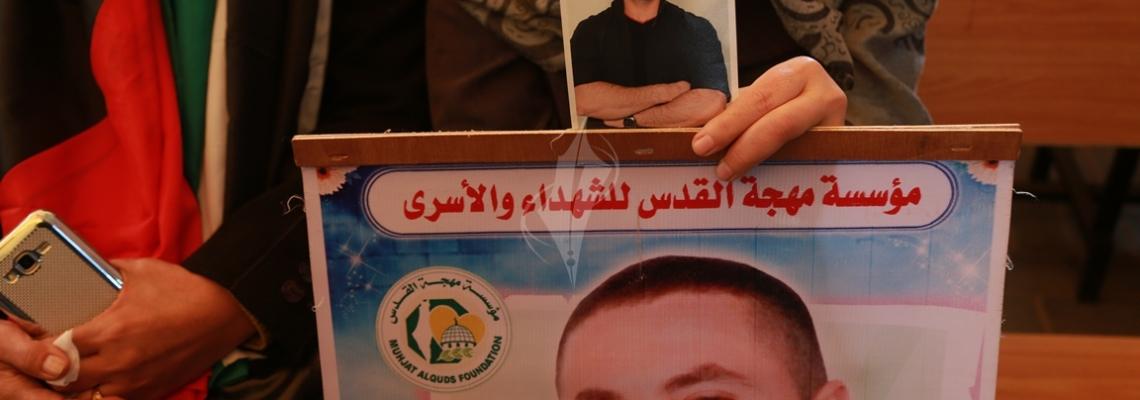 بالصور:اعتصام اهالى الاسرى امام مقر الصليب الاحمر بمدينة غزة