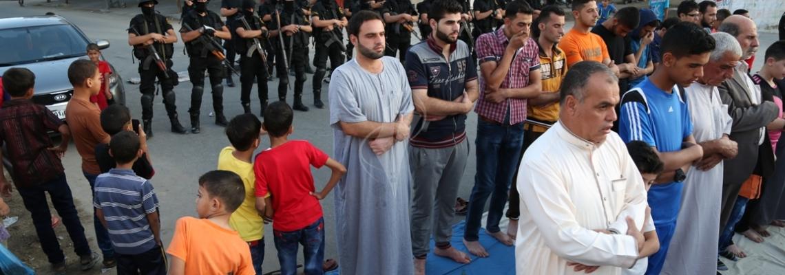 بالصور:سرايا القدس بلواء غزةكتيبة اجديدة و حطين تقيما صلاة عيد الفطر السعيد في العراء