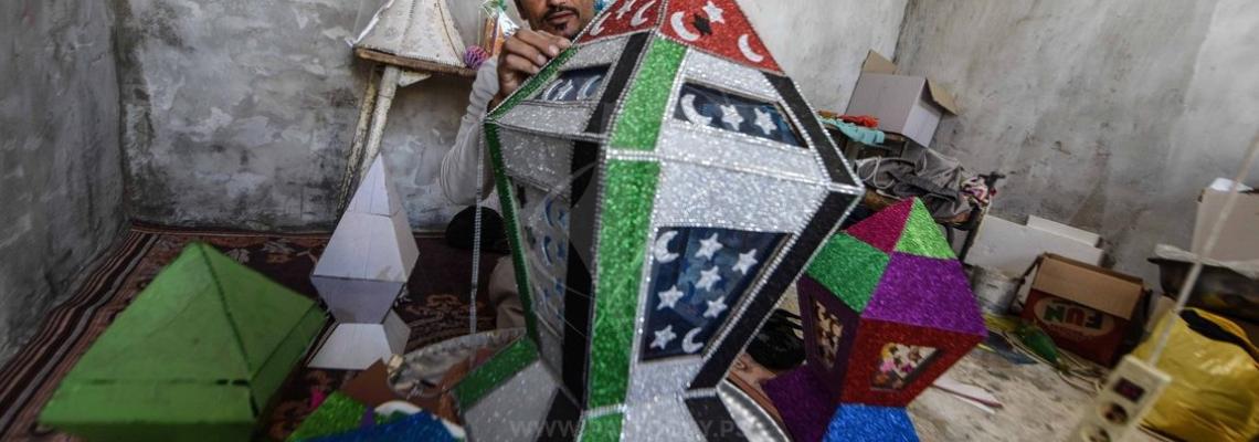 صناعة الفوانيس مهنة " موسمية "للتغلب على الوضع الإقتصادي فى غزة 