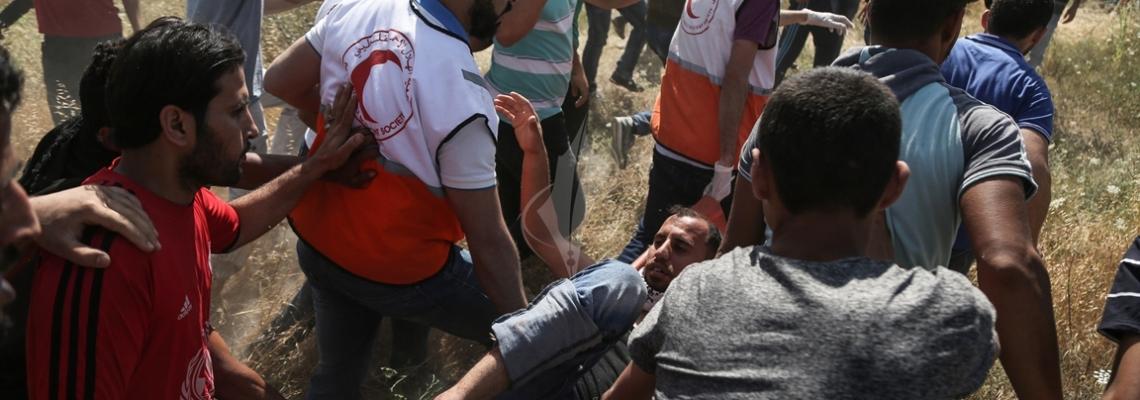بالصور:مواجهات عنيفة بين قوات الاحتلال و الشبان الفلسطينيين عند نقاط التماس على حدود غزة