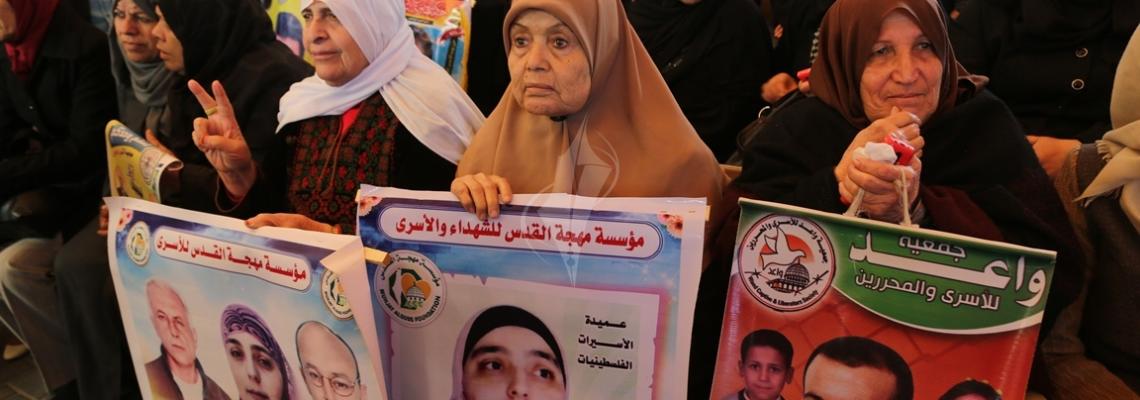 بالصور: اعتصام اهالى الاسرى امام مقر الصليب الاحمر بمدينة غزة