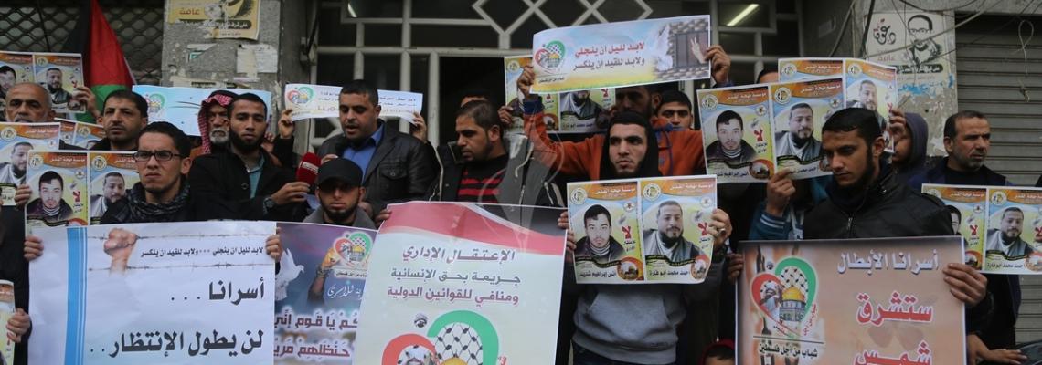 بالصور:ائتلاف شباب من اجل فلسطين ينظم وقفة تضامنية مع الاسيرين المضربين عن الطعام شديد وابو فارة