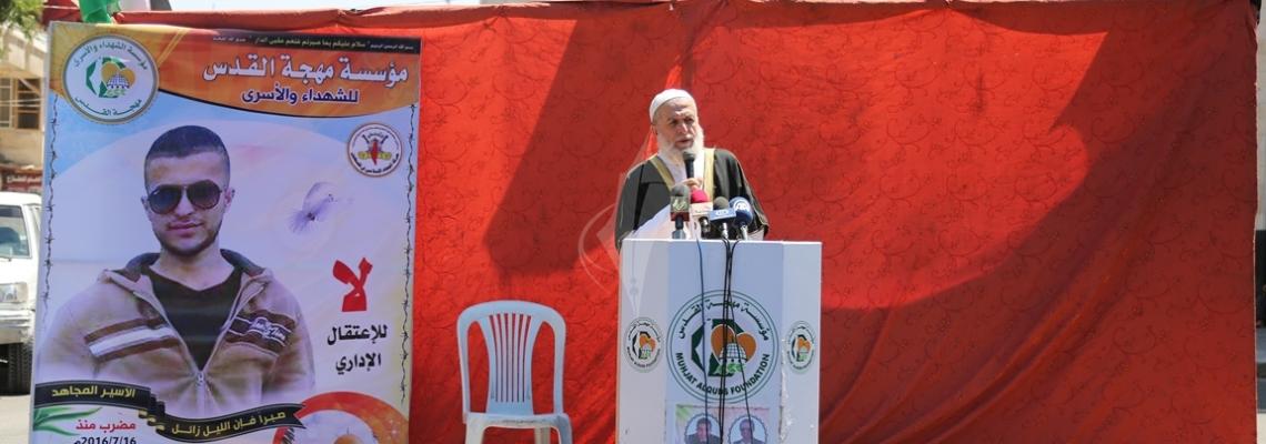 بالصور:بدعوة من حركة الجهاد.. مئات المواطنين يصلون قبالة الصليب الاحمر دعما للاسرى