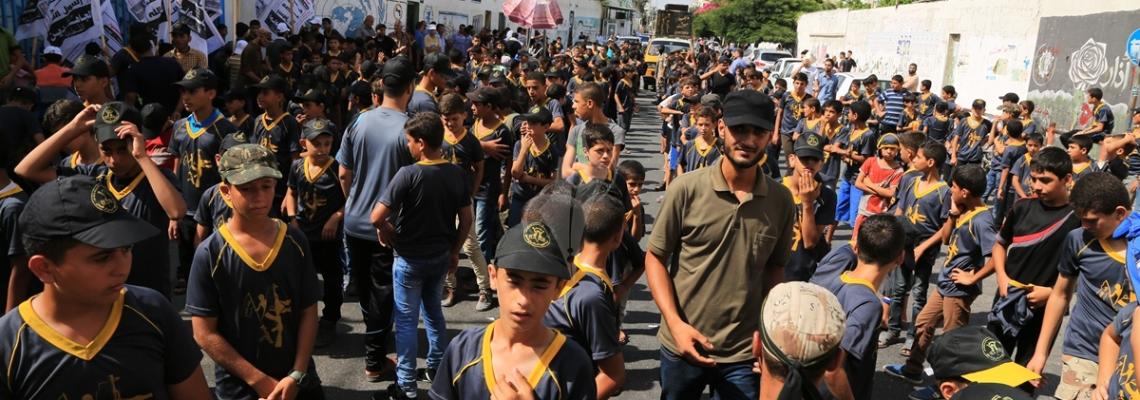 بالصور:وقفة أشبال مخيم فتوة النصر للجهاد الإسلامي أمام مقر الأونروا رفضاً لتقليصاتها