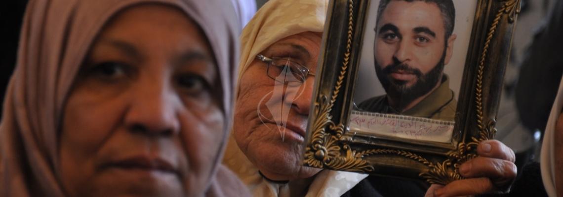 اعتصام اهالي الاسرى داخل مقر الصليب الاحمر بغزة