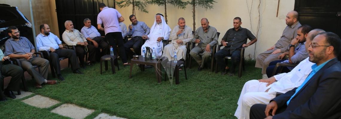 بالصور:لجنة مشتركة من قيادة حركتي الجهاد الاسلامي وحماس شرق غزة تزور حجاج بيت الله الحرام