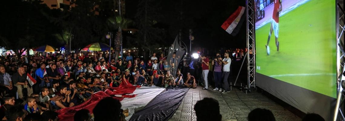 بالصور:آلاف الفلسطينيين يتابعون مباراة مصر والكونجو في ميادين غزة