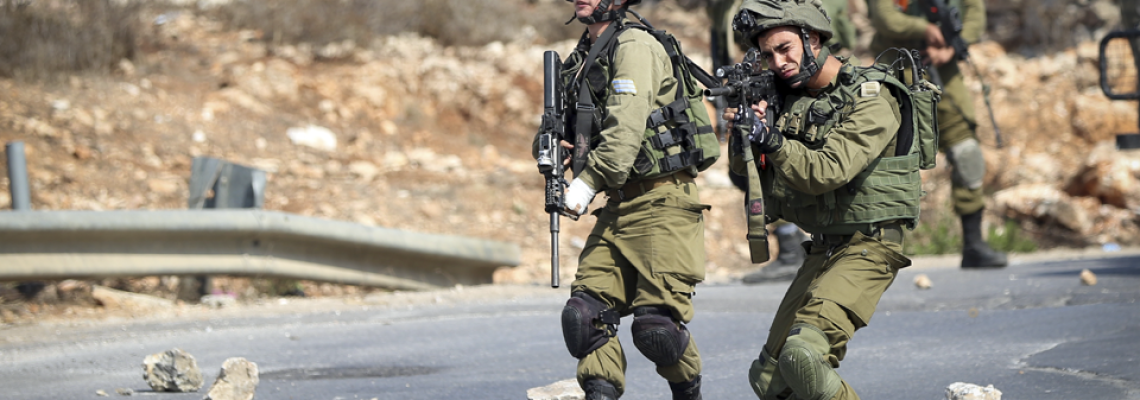 بالصور:جنود الاحتلال يقمعون الفلسطينيين قرب حي البالوع  تصوير: بهاء نصر