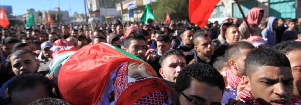 بالصور: جماهير محافظة بيت لحم يشيعون جثمان الشهيد مالك اكرم شاهين (20 عاما) من مخيم الدهيشة. تصوير: احمد مزهر