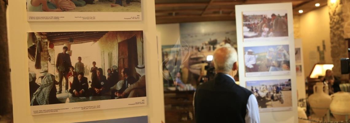 بالصور:الصليب الأحمر يفتتح معرضا بمناسبة 50 عاما من العمل الانساني في فلسطين المحتلة
