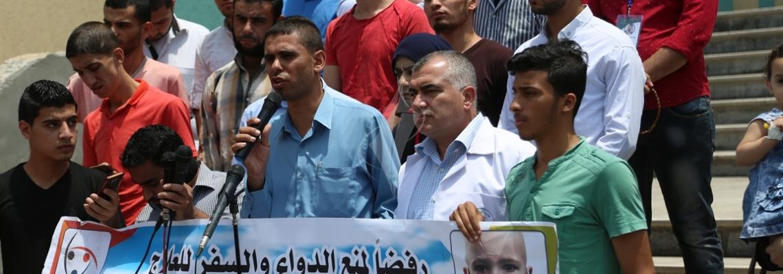 بالصور:وقفة شبابية مع مرضى السرطان غزة أمام مستشفى الرنتيسي بعد وقف التحويلات الطبية للخارج