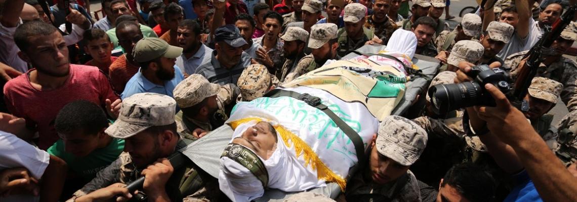 بالصور:جماهير غفيرة تشيع جثمان الشهيد القسامي نضال الجعفراوي الذي ارتقى إثر تفجير انتحاري شرق رفح