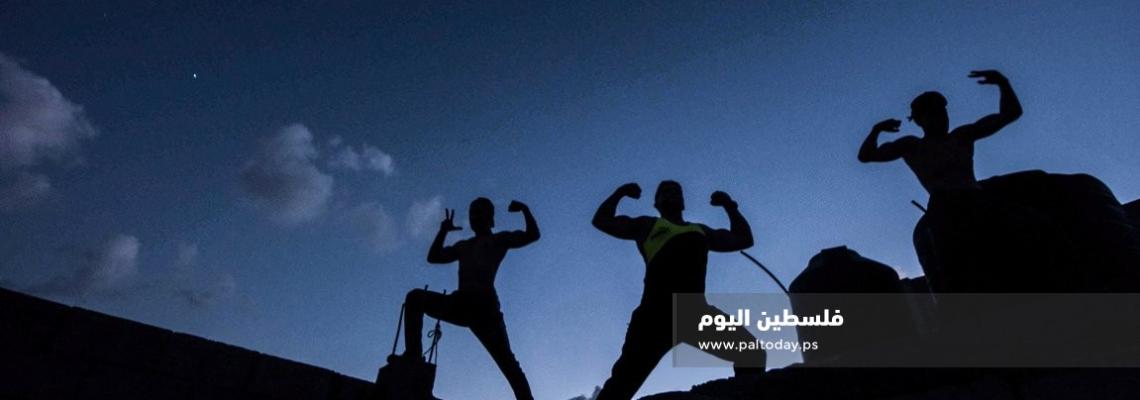 في ظل إغلاق الأندية بسبب كورونا .. شباب من رفح يبتكرون أدوات رياضية من معدات البناء للحفاظ علي لياقتهم 