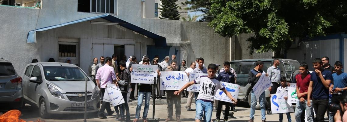 بالصور:غاضبون يشعلون النار أمام مقر المندوب السامي بغزة احتجاجاً على وقف توريد الأسمنت