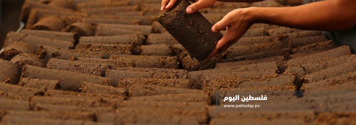 مهندسون فلسطينيون يصنعون جهازًا مخصصًا لتحويل عصارة الزيتون "الجفت" لقوالب تستخدم بديلًا عن غاز طهي