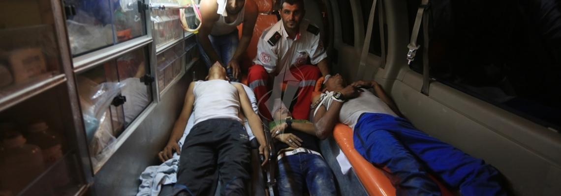 بالصور: عدد من الإصابات تصل مجمع الشفاء الطبي بغزة جراء إطلاق الاحتلال  النار عليهم قرب ناحل العوز:تصوير داوودأبو الكاس