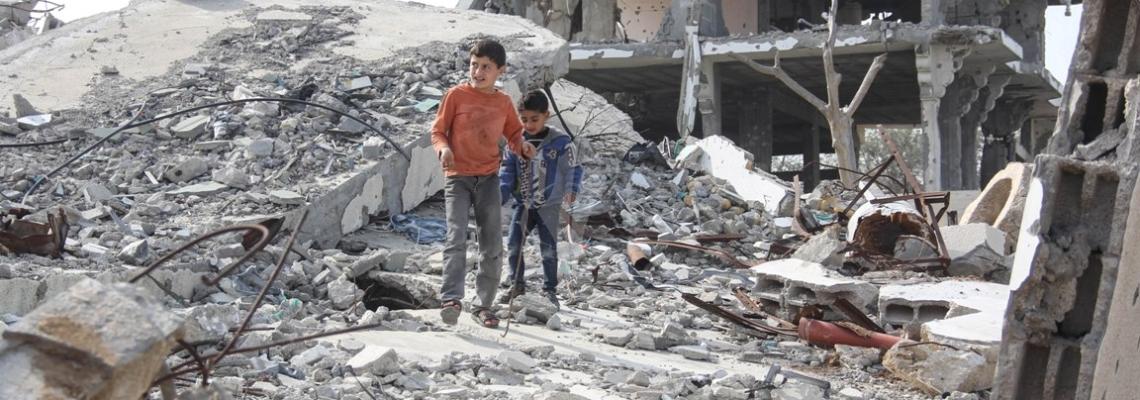 اطفال فوق ركام منازلهم المدمرة بغزة