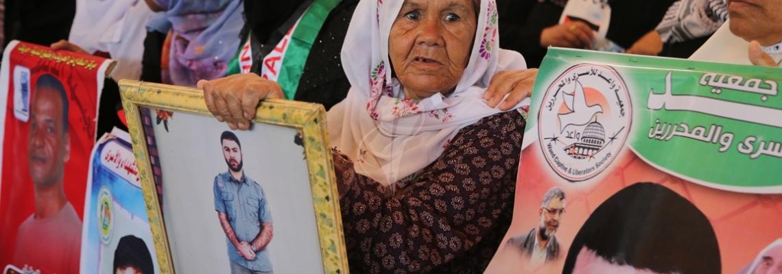 بالصور :اعتصام اهالى الاسرى وقفة دعم واسناد الاسرى المضربين عن الطعام