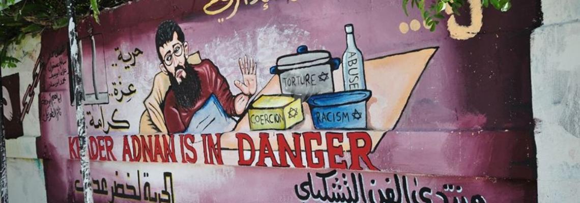 بالصور:لوحة جدارية فنية اسناداً لإضراب الشيخ خضر عدنان تنظمها مهجة القدس أمام مقر الصليب بغزة