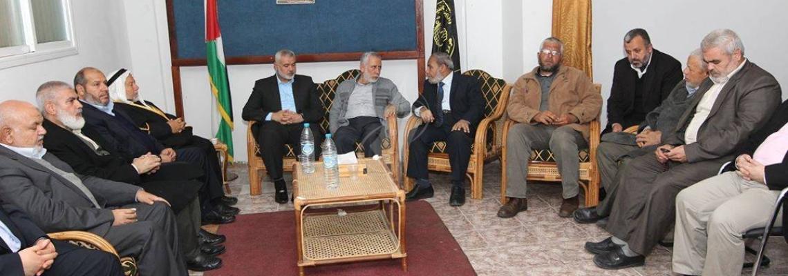 وفد كبير من قيادة حماس يهنئ الدكتور الهندي بعودته لغزة