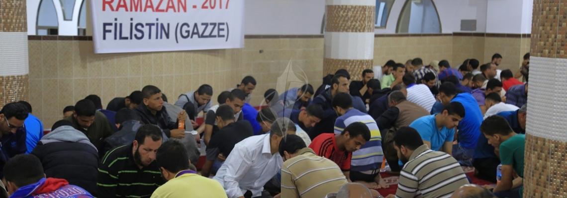 بالصور:مؤسسة ايداف التركية تنظم افطارا جماعيا بمسجد ارض الرباط بغزة