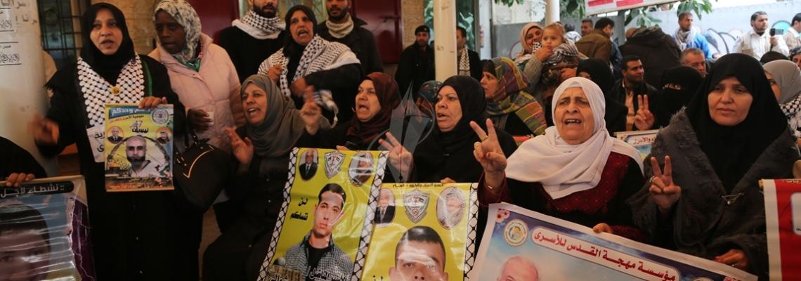 بالصور: اعتصام اهالى الاسرى امام مقر الصليب الاحمر بمدينة غزة
