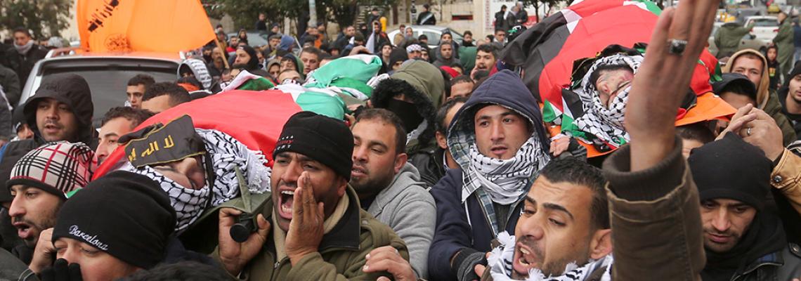 بالصور: مئات المواطنين يشيعيون جثماني الشهيدين الشقيقين شادي وفادي خصيب من مدينة البيرة. تصوير: إياد جادالله