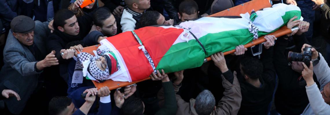 بالصور:مواطنون يشيعون جثمان الشهيد ماهر الجابي (56عام) في مدينة نابلس تصوير: ايمن نوباني