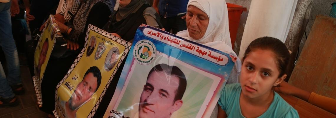 بالصور:اعتصام اهالى الاسرى امام مقر الصليب الاحمر بمدينة غزة