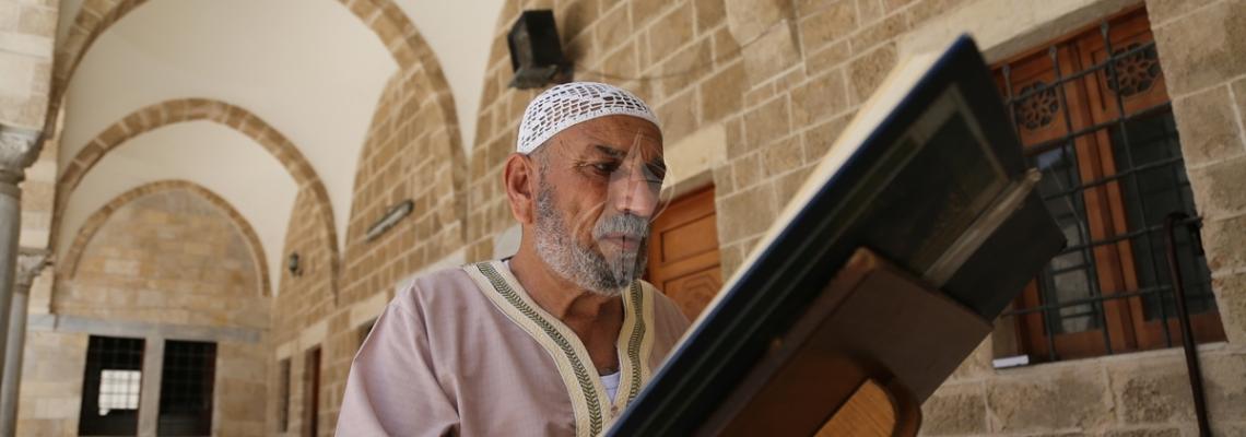 بالصور:جلسات الذكر والقرآن الكريم داخل أروقة مسجد السيد هاشم بغزة في رابع أيام شهر رمضان