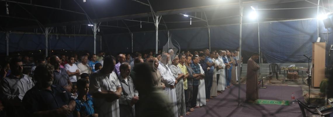 بالصور:غزيون يعيدوا الحياة للمساجد المدمرة بالتراويح