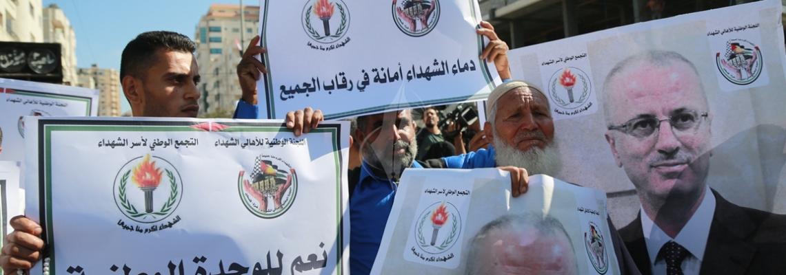 بالصور:أهالي شهداء قطاع غزة يعتصمون أمام مقر مجلس الوزراء بمدينة غزة للمطالبة باسترداد حقوقهم