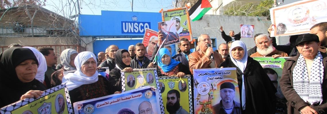 بالصور:احتجاجات أهالي الأسرى رفضاً لتقاعس الصليب الأحمر عن نصرة أبنائه وتنظيم الاعتصام الأسبوعي خارج مقر اللجنة