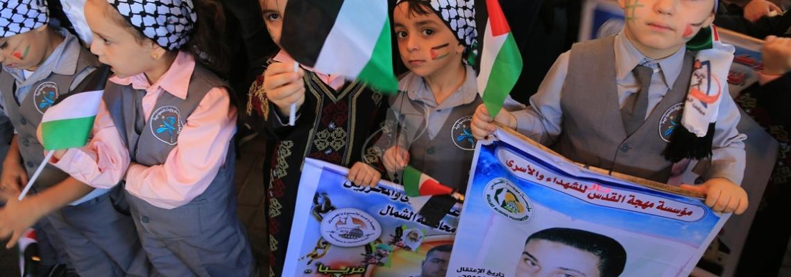 بالصور:وقفة لأهالي الأسرى واعتصام تضامني مع المضربين عن الطعام في سجون الاحتلال  أمام الصليب الأحمر