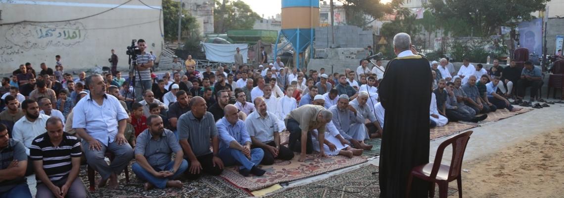 بالصور:الجهاد الإسلامي يصلي صلاة العيد أمام منزل شهيد الإعداد والتجهيز "كامل قريقع " بغزة