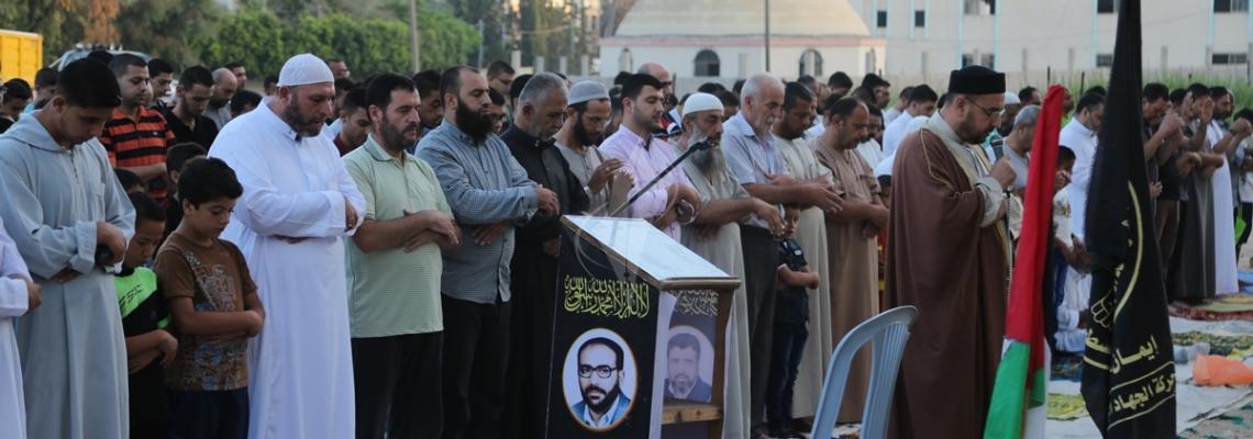 بالصور:الجهاد في غزة تُقيم صلاة العيد في العراء