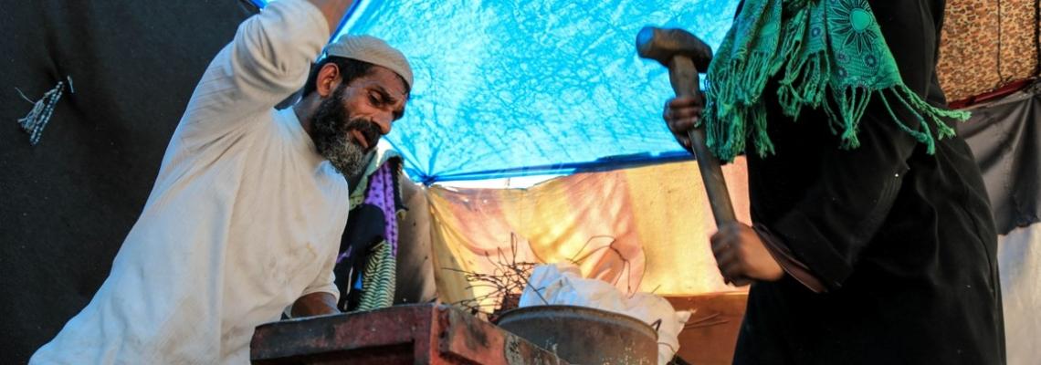 بالصور:ورشة حدادة متواضعة .. مكان لعائلة غزية للعمل والمبيت تحت ظروف صعبة