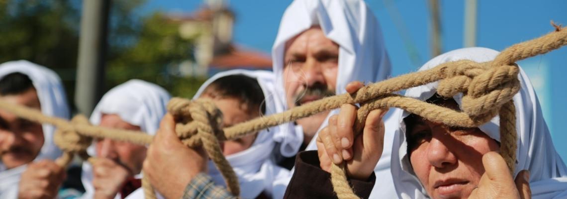 بالصور:أهالي الشهداء يعلقون أنفسهم بمشانق أمام مجلس الوزراء للمطالبة بصف رواتب أبنائهم الشهداء
