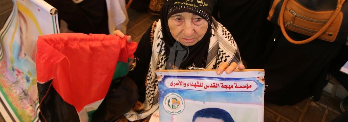 بالصور:اعتصام اهالى الاسرى امام مقر الصليب الاحمر بمدينة غزة