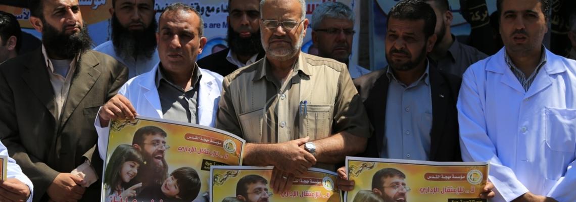 بالصور:وقفة مع الشيخ خضر عدنان المضرب عن الطعام امام الصليب الاحمر بغزة