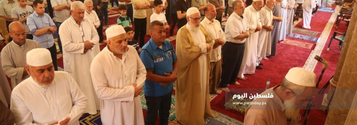 مساجد غزة تؤدي صلاة الغائب على فقيد فلسطين والأمة د / شلح