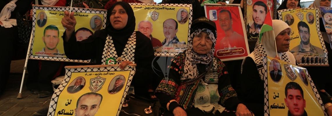 باالصور:اعتصام اهالى الاسرى امام الصليب الاحمر بمدينة غزة