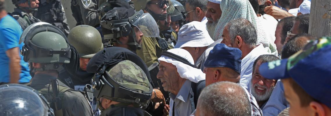 بالصور:الآف المواطنين يحتشدون أمام حاجز قلنديا للدخول ال القدس لأداء صلاة الجمعة الاخيرة وإحياء ليلة القدر . تصوير: محمد فراج