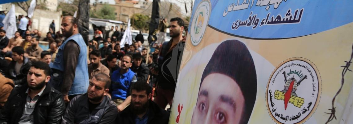 بالصور:وقفة تضامنية مع الأسرى بعنوان "الوفاء لأسرى الحرية" أمام مقر مبعوث الأمم المتحدة بمدينة غزة