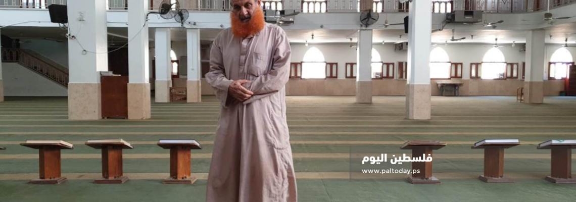 مؤذي يؤدي صلاة الظهر لوحده في مسجد .. بخانيونس
