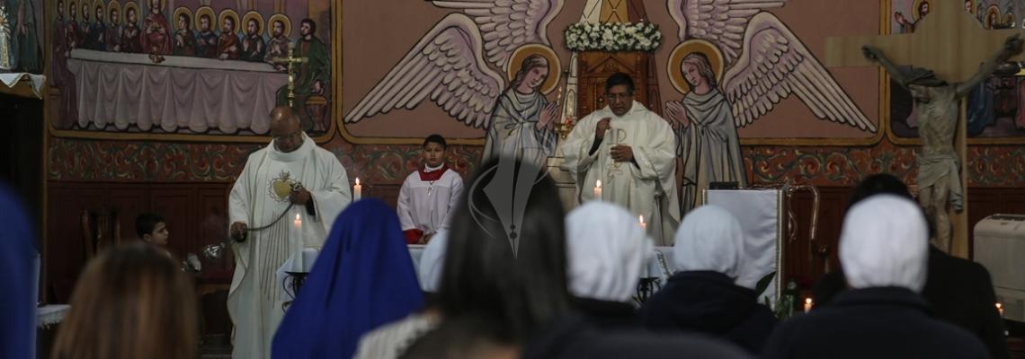 بالصور :الطائفة المسيحية تؤدي قداس عيد الميلاد في كنيسة العائلة المقدسة في مدينة غزة