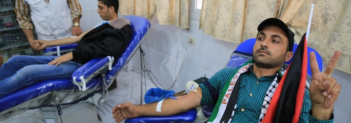 بالصور:حركة " فتح " تنظم حملة التبرع بالدم لجرحى انتفاضة القدس